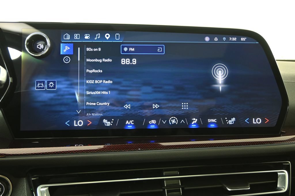 Used 2026 Chevrolet Traverse Z71 w/ LPO, Floor Liner Package AWD/4WD image 28