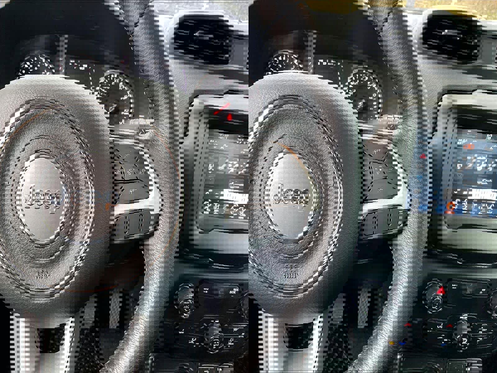 Used 2020 Jeep Renegade Latitude w/ Cold Weather Group AWD/4WD image 23