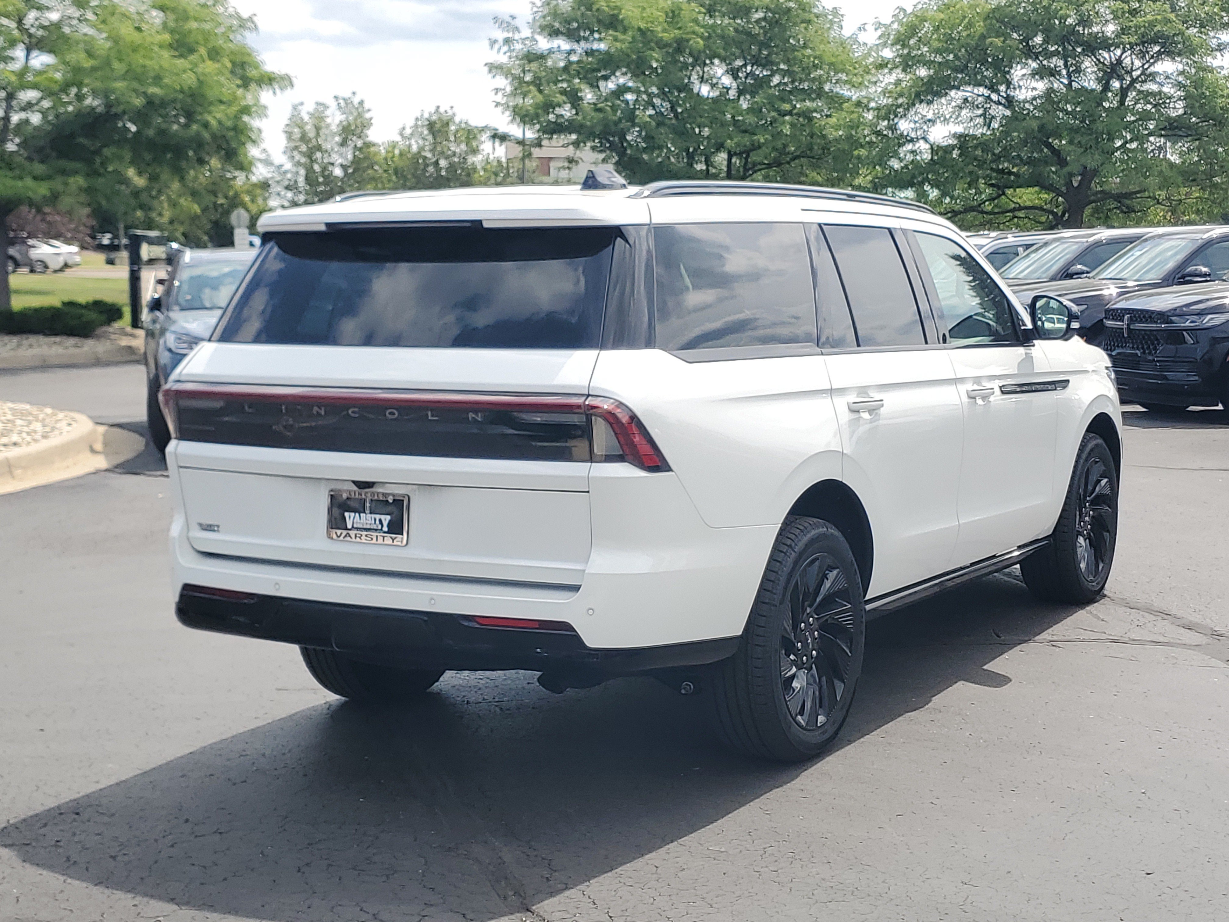 New 2026 Lincoln Navigator Reserve w/ Jet Appearance Package AWD/4WD image 4