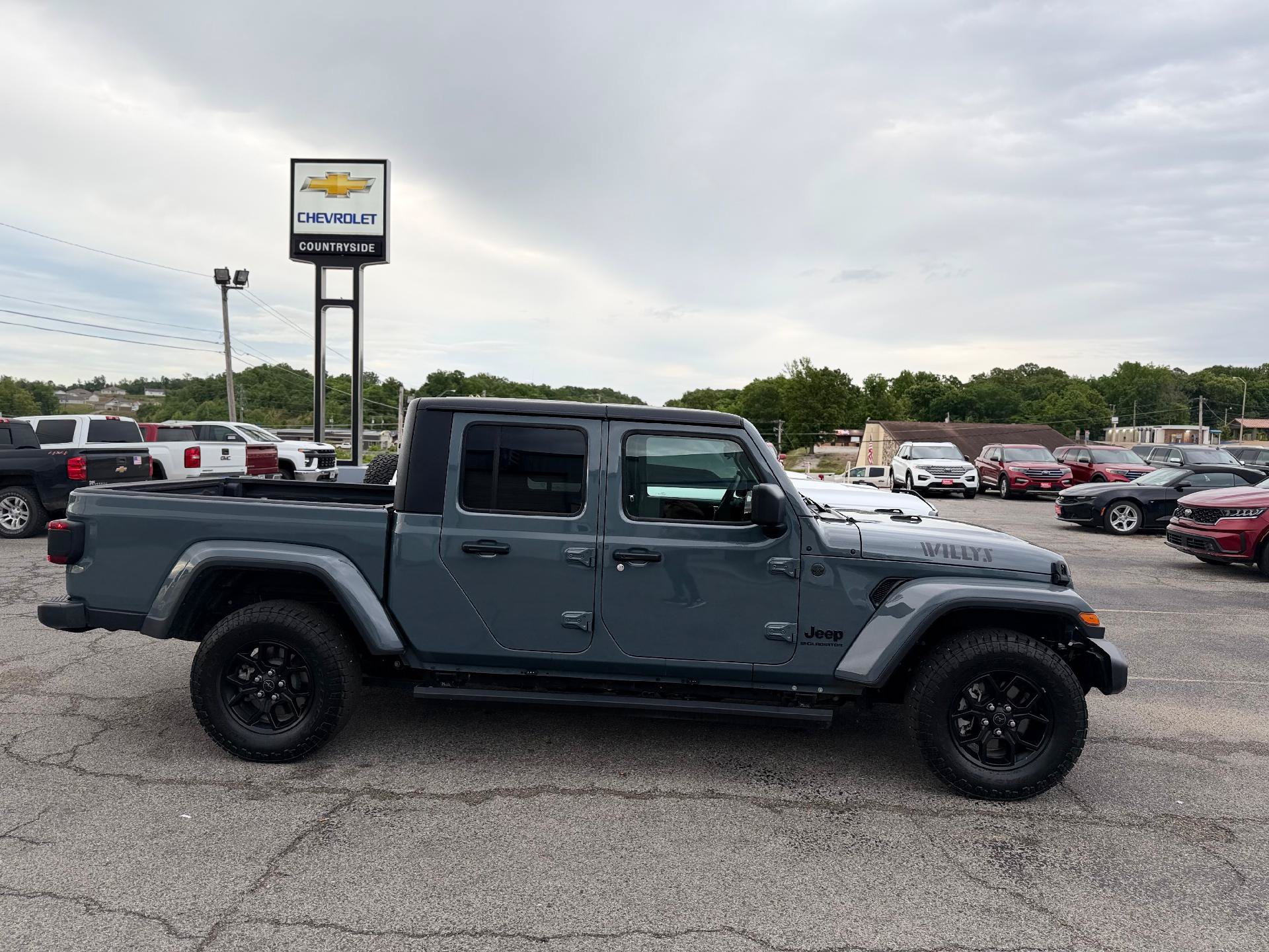 Used 2025 Jeep Gladiator Sport AWD/4WD image 2