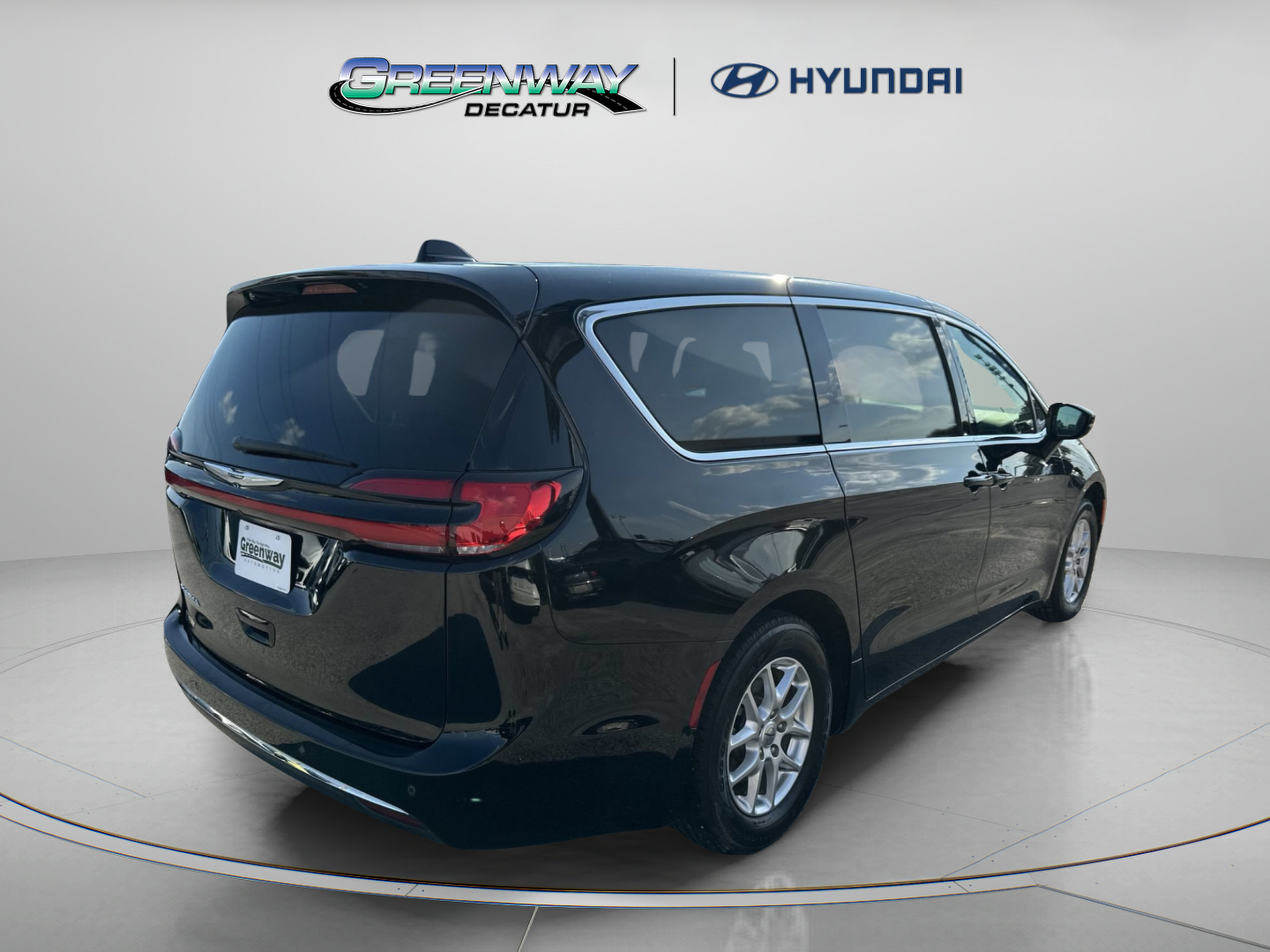 Used 2025 Chrysler Pacifica Select FWD image 8