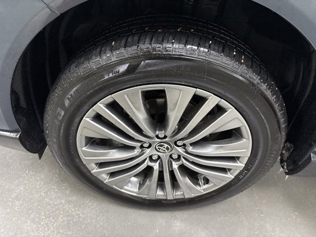 Certified 2024 Toyota Venza XLE image 29
