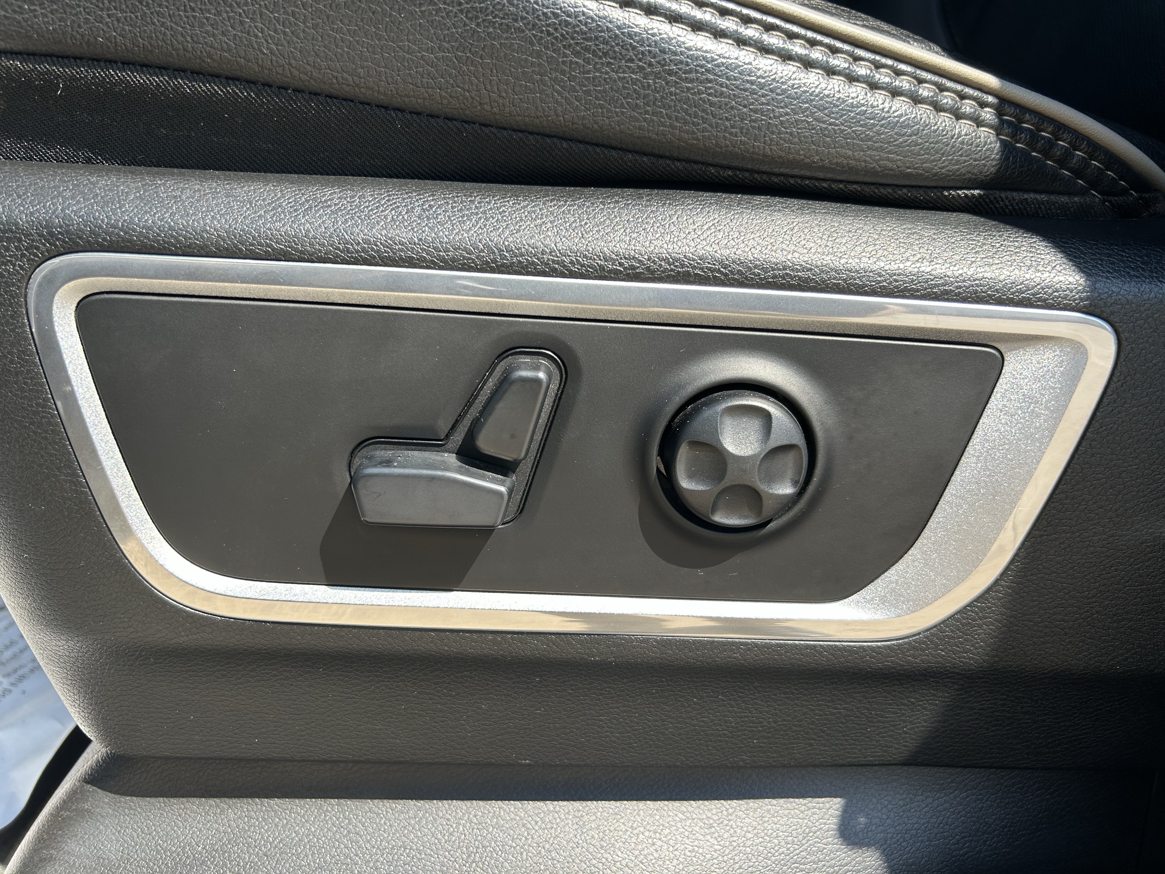 Used 2020 RAM 1500 Laramie AWD/4WD image 13
