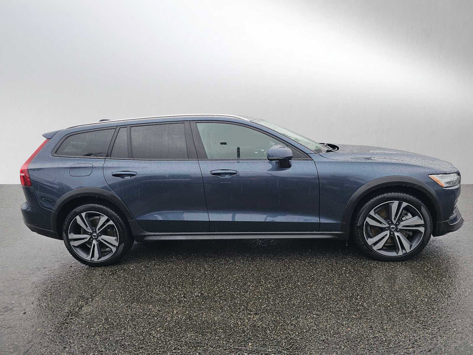 Certified 2025 Volvo V60 B5 Cross Country Plus image 2