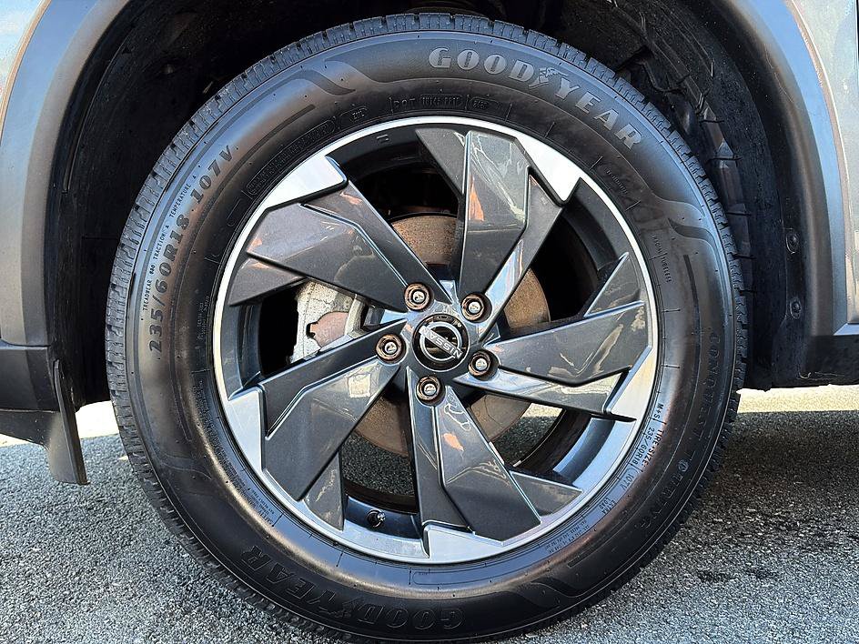 Certified 2025 Nissan Rogue SV AWD/4WD image 9