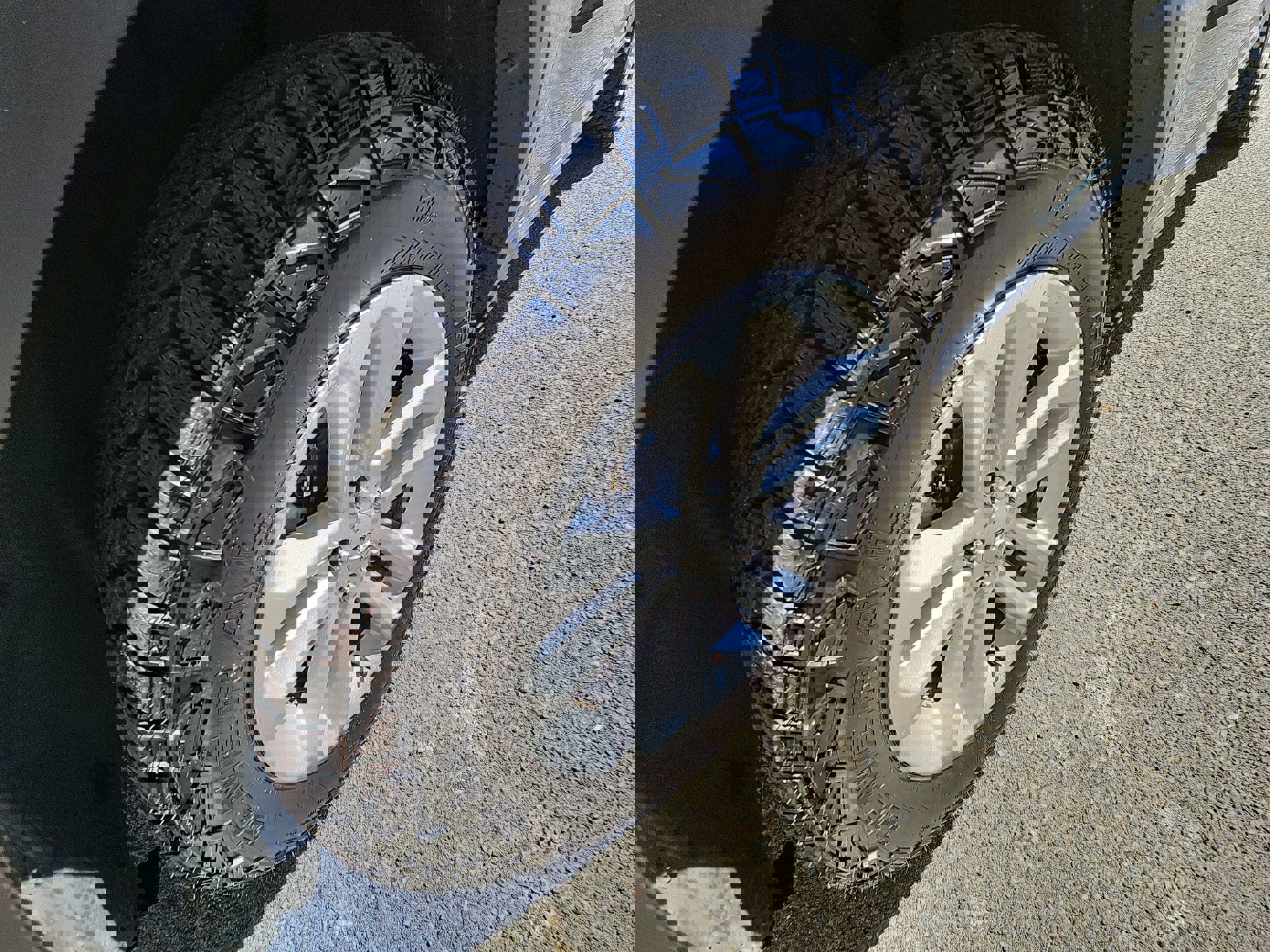 Used 2017 Ford Explorer XLT image 18