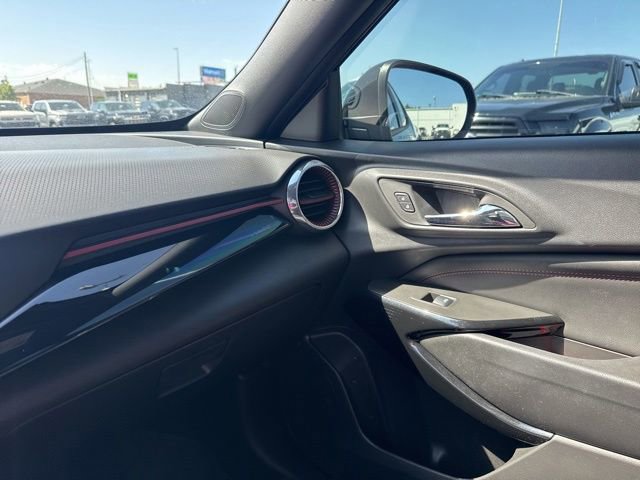 Used 2025 Chevrolet Trax RS w/ Sunroof Package FWD image 19