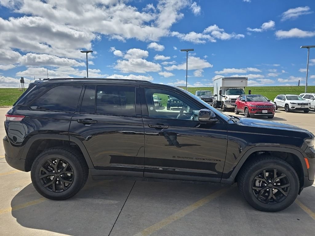 Used 2025 Jeep Grand Cherokee Altitude AWD/4WD image 5