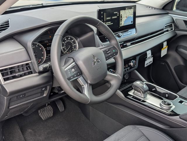 Used 2025 Mitsubishi Outlander SE image 14