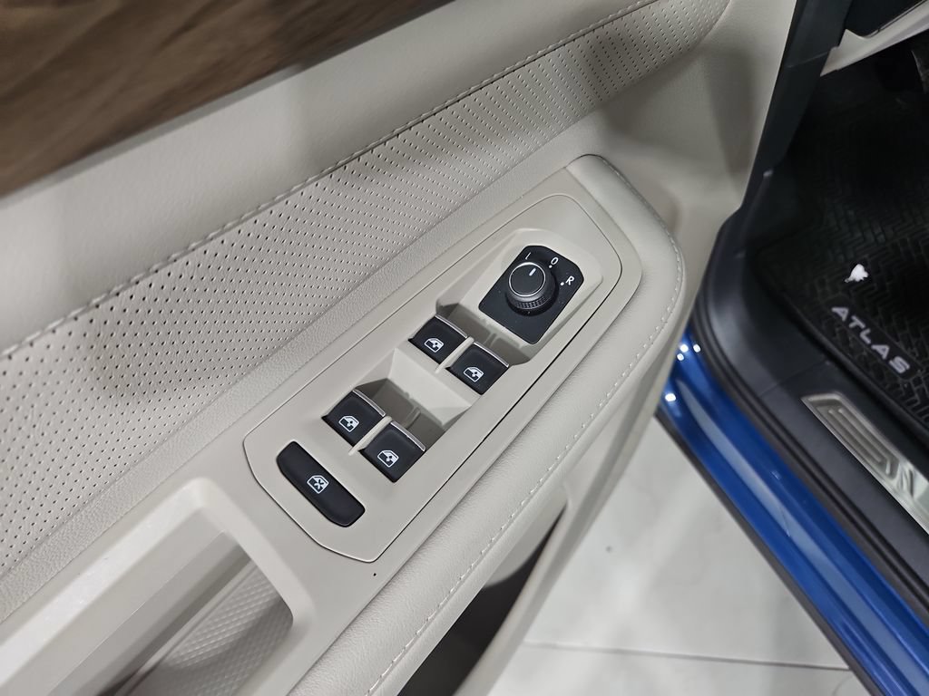 Certified 2025 Volkswagen Atlas SE AWD/4WD image 14