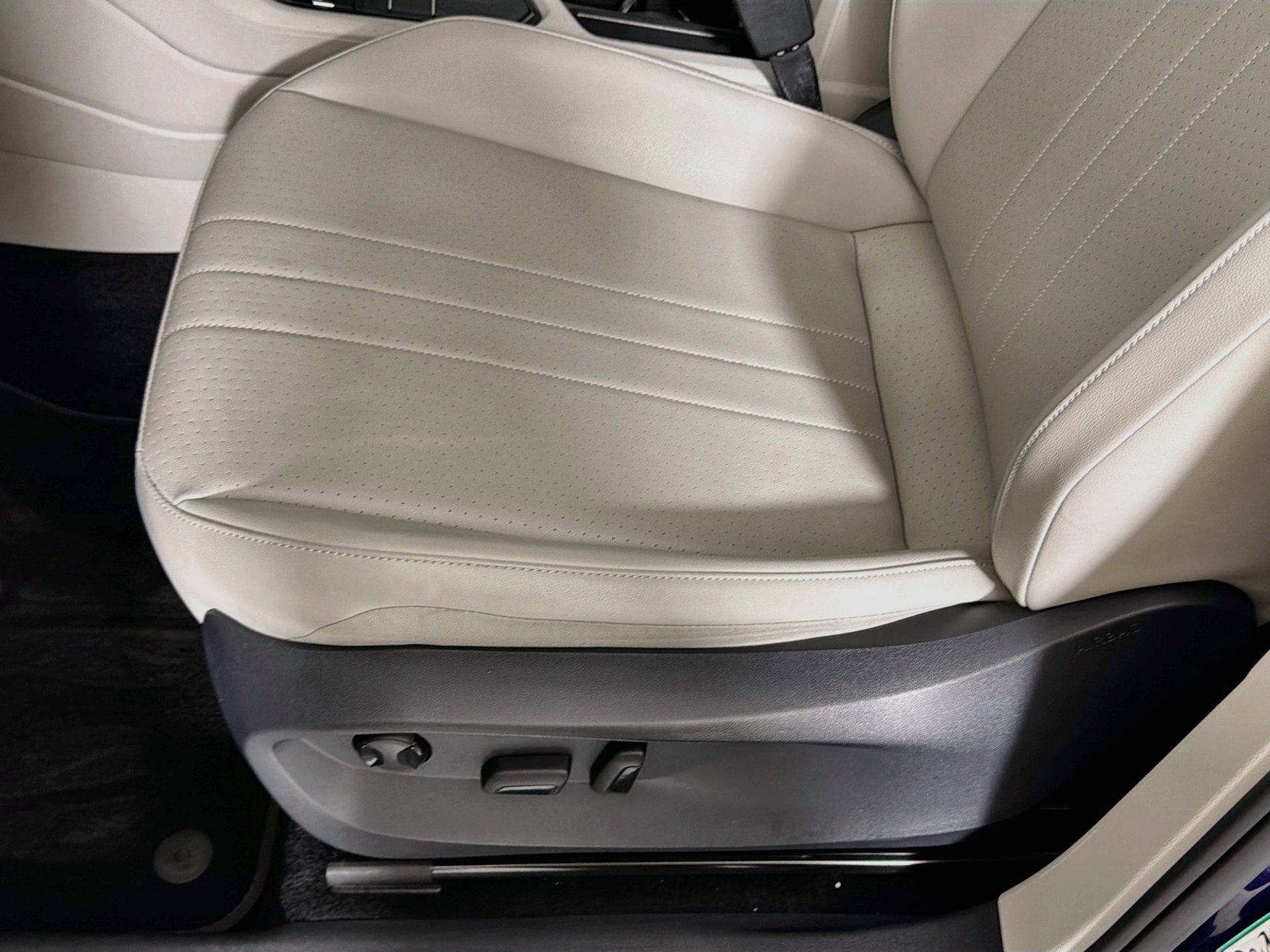 Used 2022 Volkswagen Tiguan SE FWD image 17
