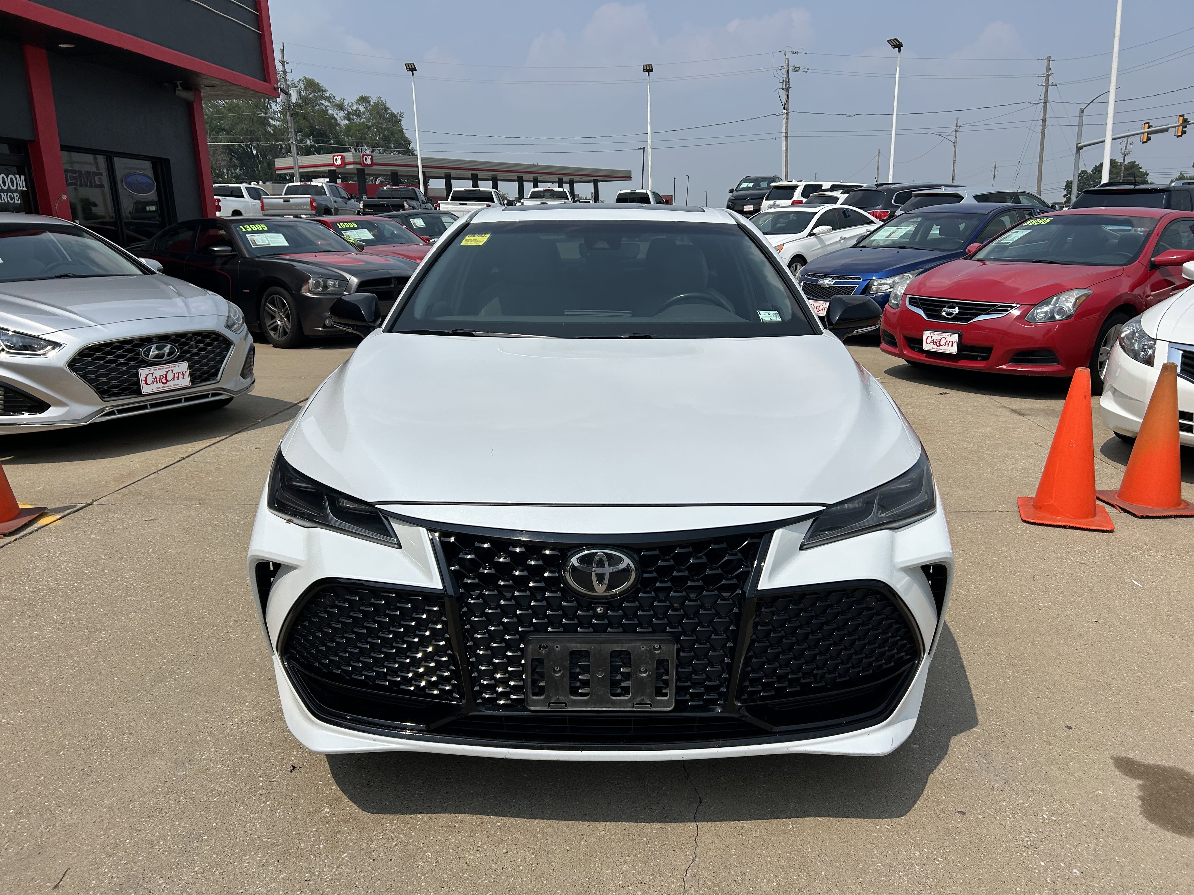 Used 2019 Toyota Avalon Touring image 2