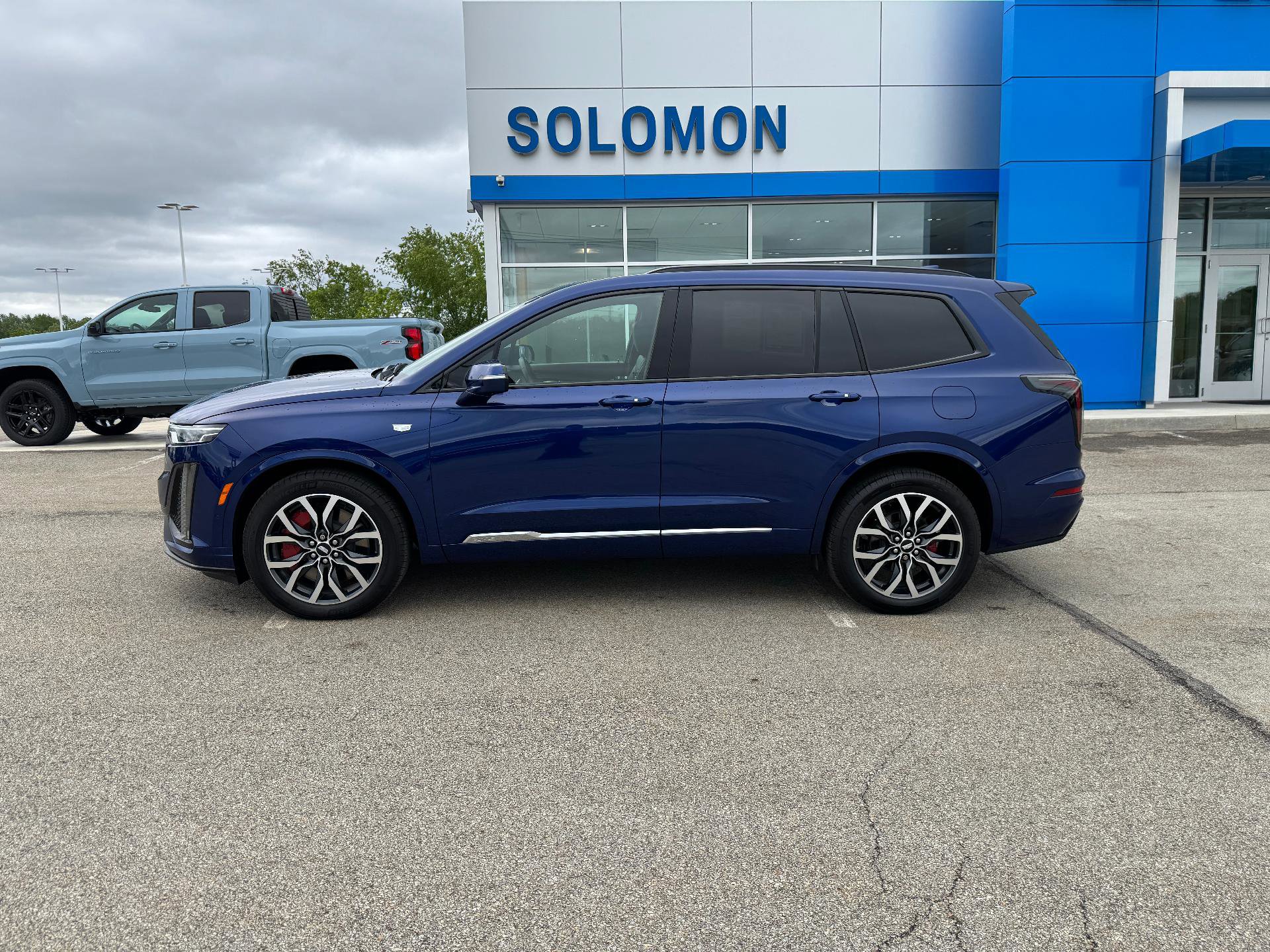 Used 2025 Cadillac XT6 Sport w/ Platinum Package image 2