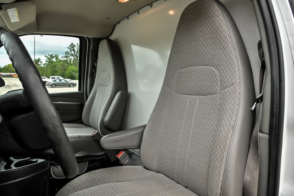 Used 2015 Chevrolet Express 4500 RWD image 15