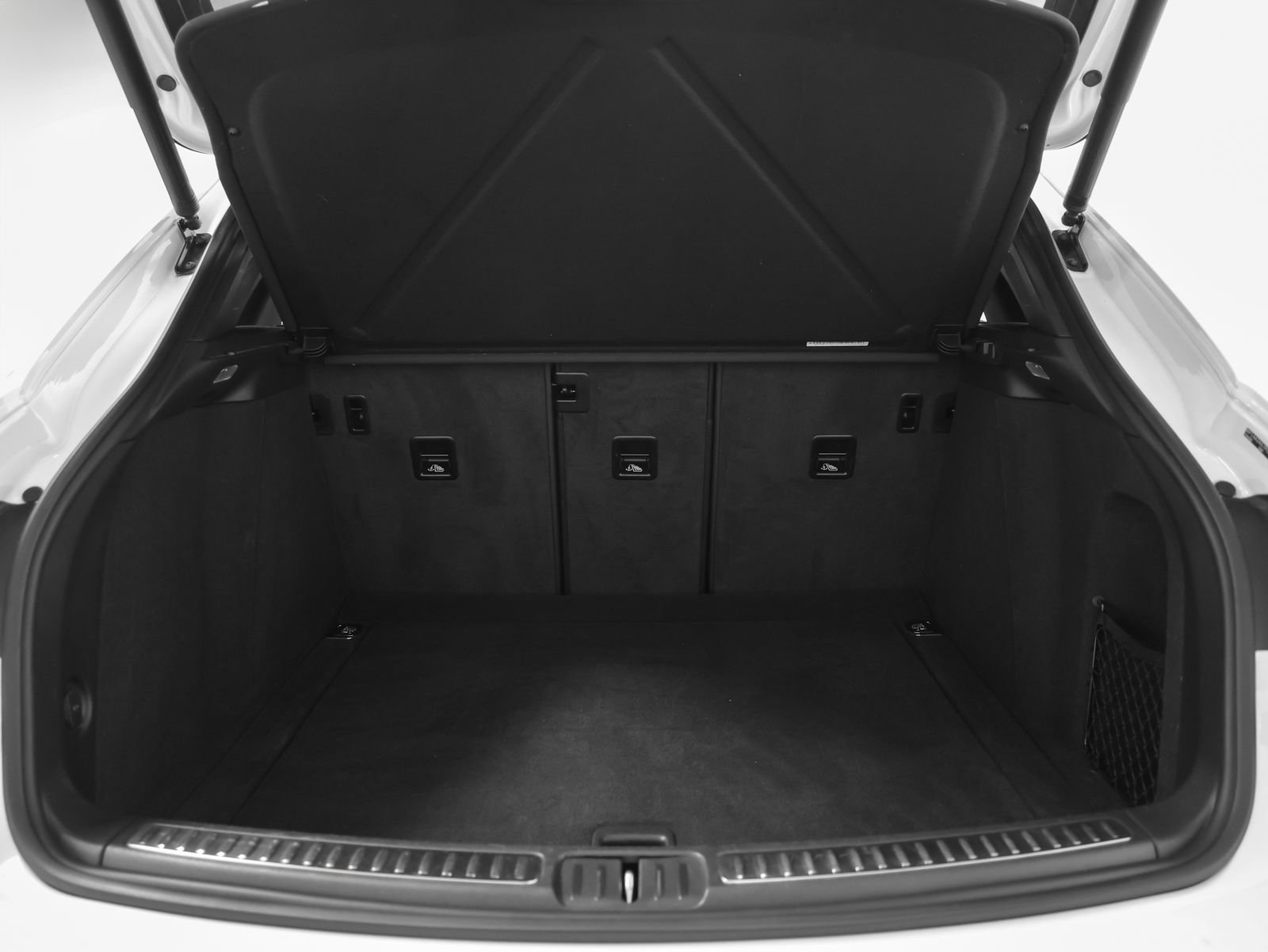 Certified 2023 Porsche Macan image 17
