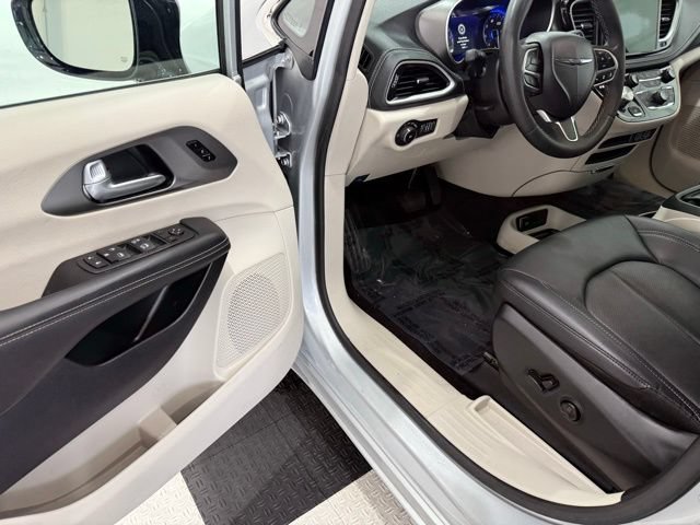 Used 2024 Chrysler Pacifica Touring-L AWD/4WD image 33