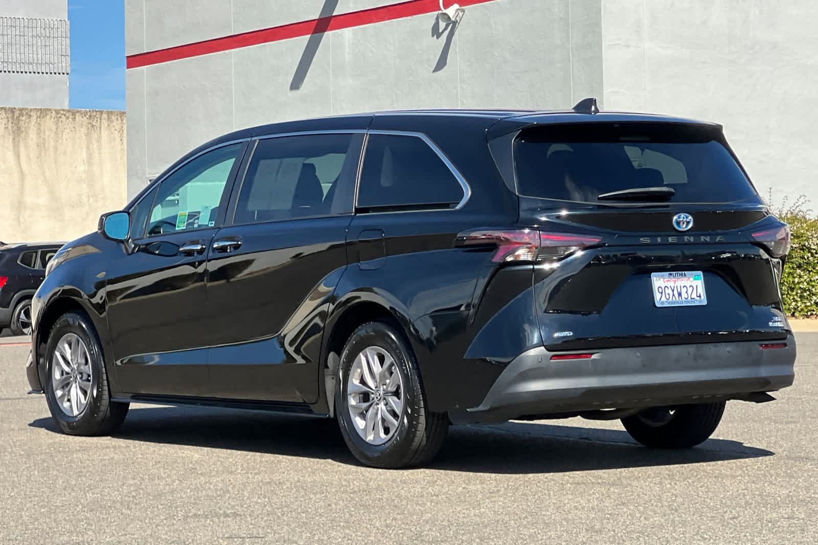 Used 2023 Toyota Sienna XLE AWD/4WD image 7
