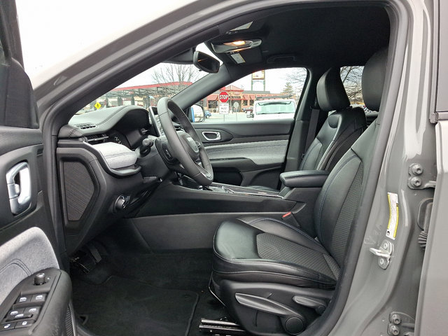 Used 2023 Jeep Compass Latitude image 13