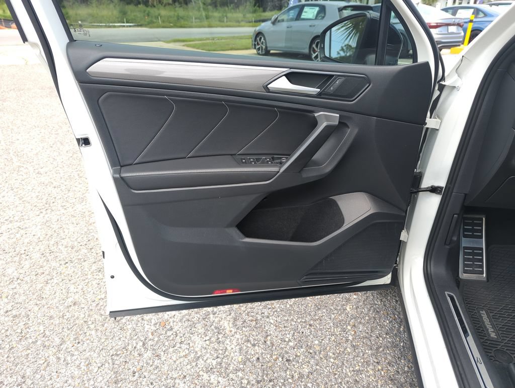 Certified 2023 Volkswagen Tiguan SE R-Line FWD image 18
