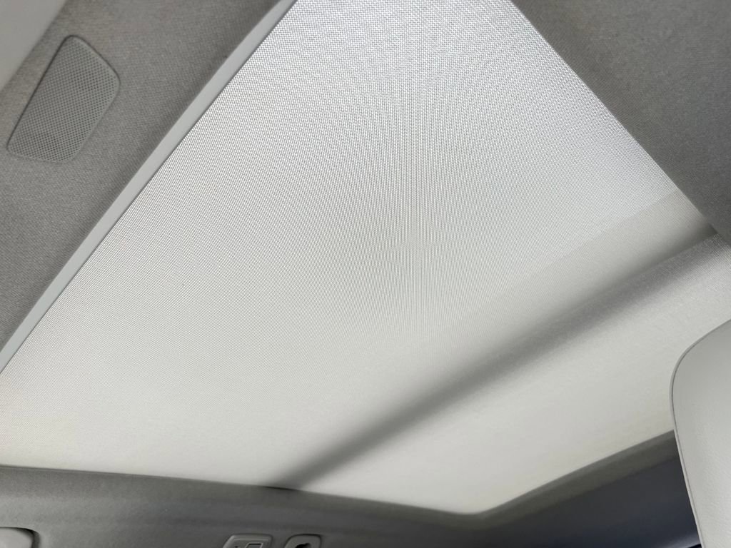 Used 2023 Volvo XC40 B4 Plus image 30