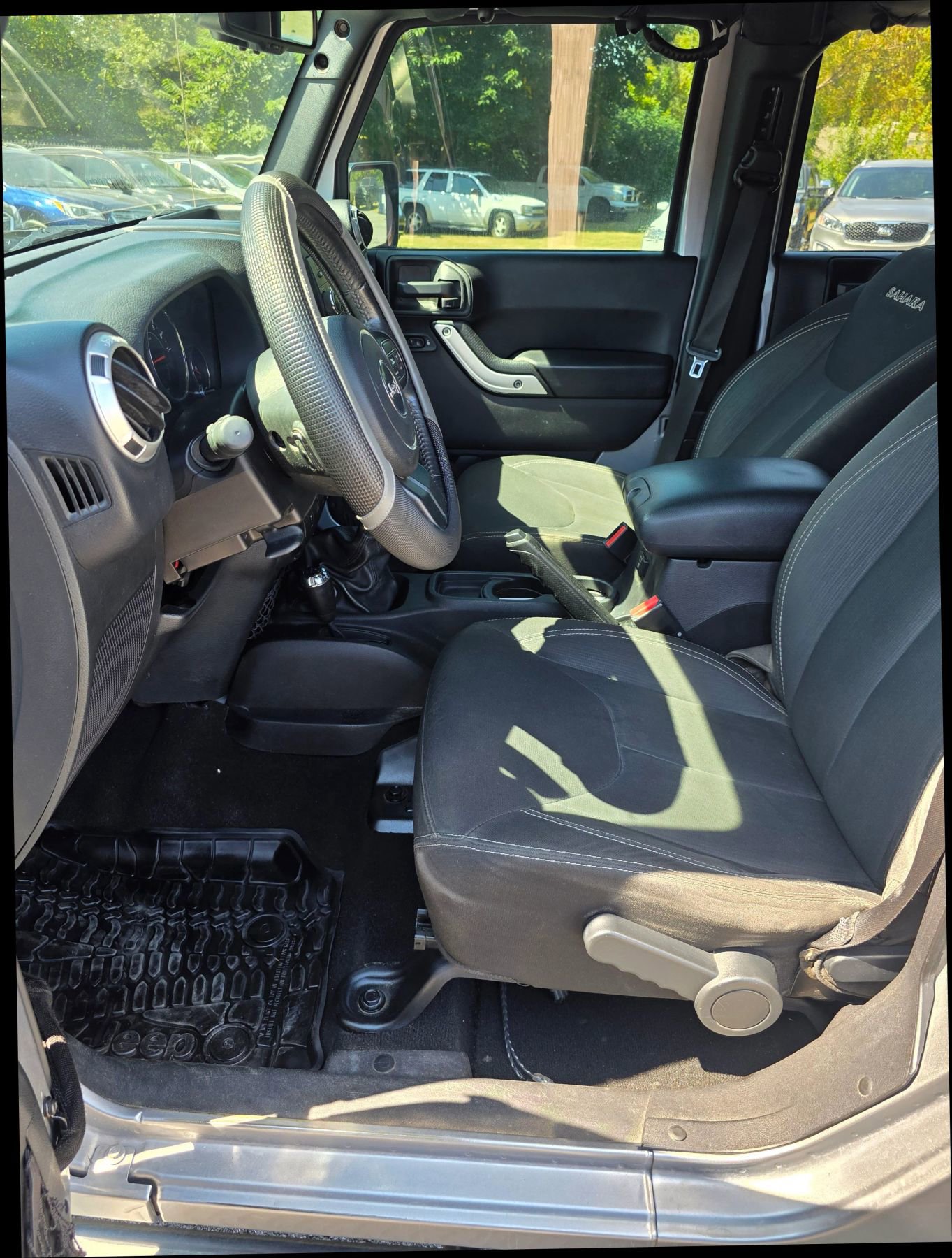 Used 2016 Jeep Wrangler Unlimited Sahara w/ Connectivity Group image 7