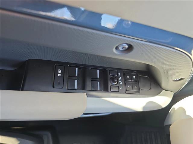 Used 2024 Land Rover Defender 110 X-Dynamic SE image 27