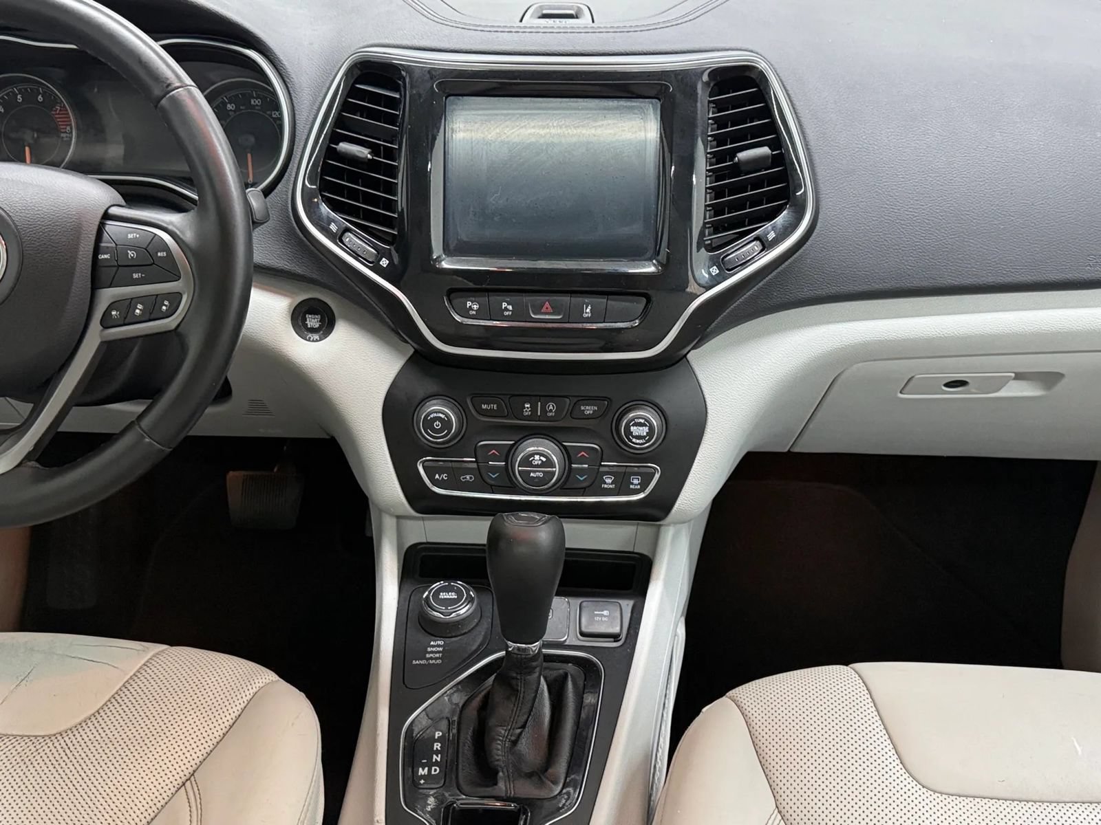 Used 2019 Jeep Cherokee Limited w/ Luxury Group AWD/4WD image 11