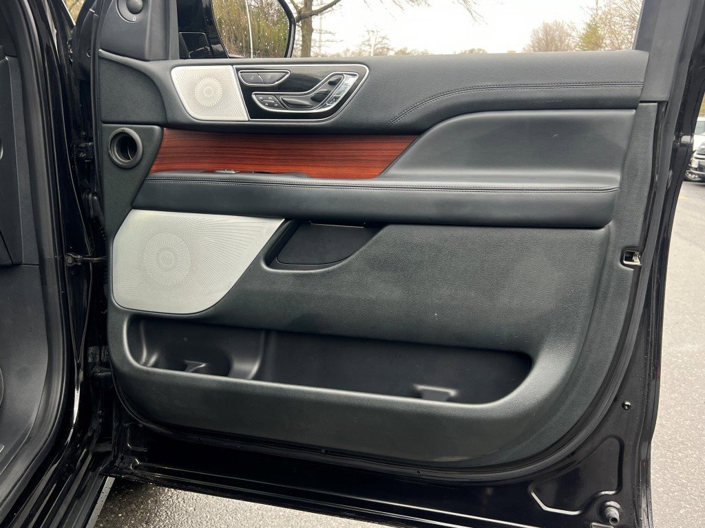 Used 2022 Lincoln Navigator Reserve image 10