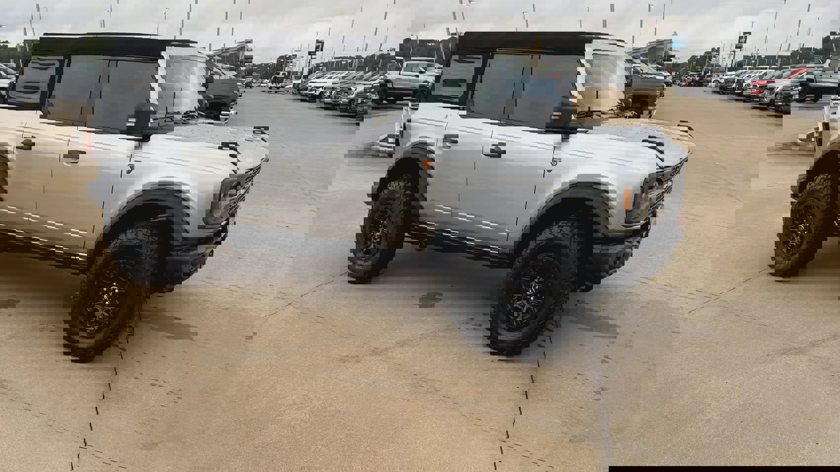 Used 2023 Ford Bronco Badlands image 9