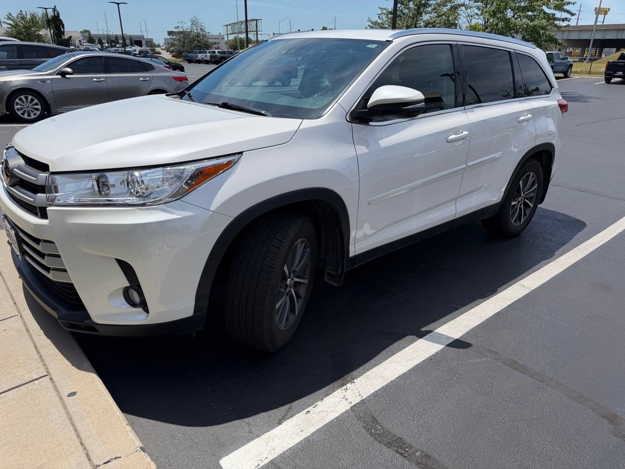 Used 2019 Toyota Highlander XLE AWD/4WD video 1