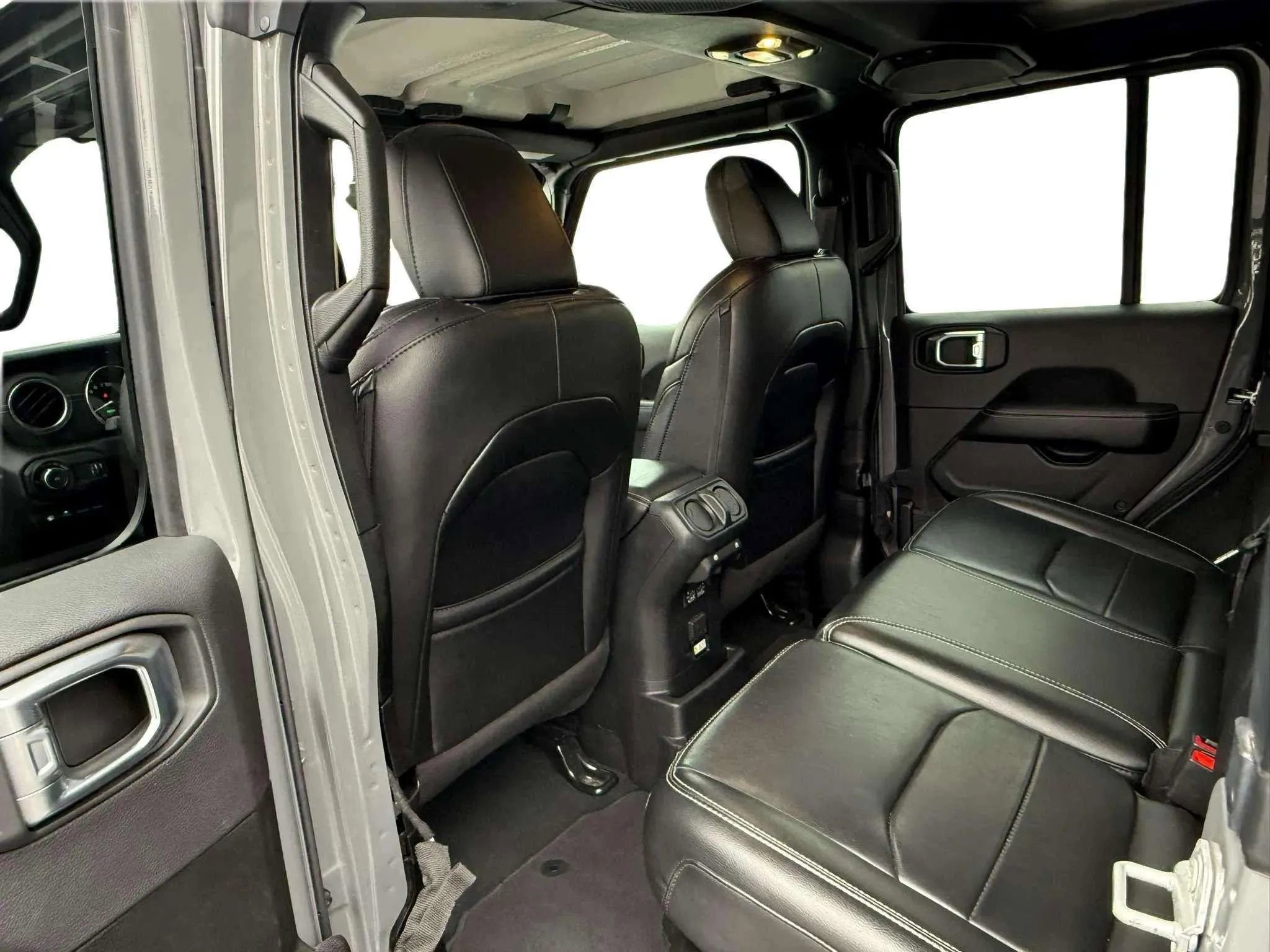 Used 2023 Jeep Wrangler Unlimited Sahara image 17