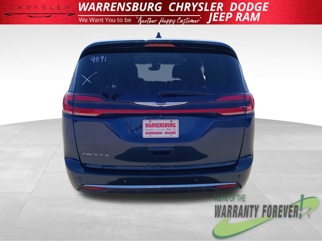 Used 2024 Chrysler Pacifica Touring-L FWD image 5