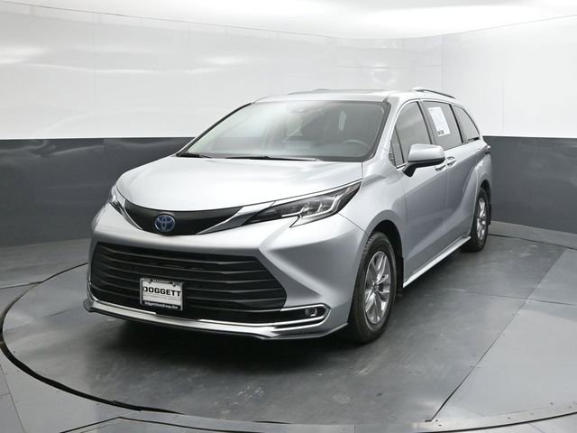 Used 2022 Toyota Sienna XLE image 30