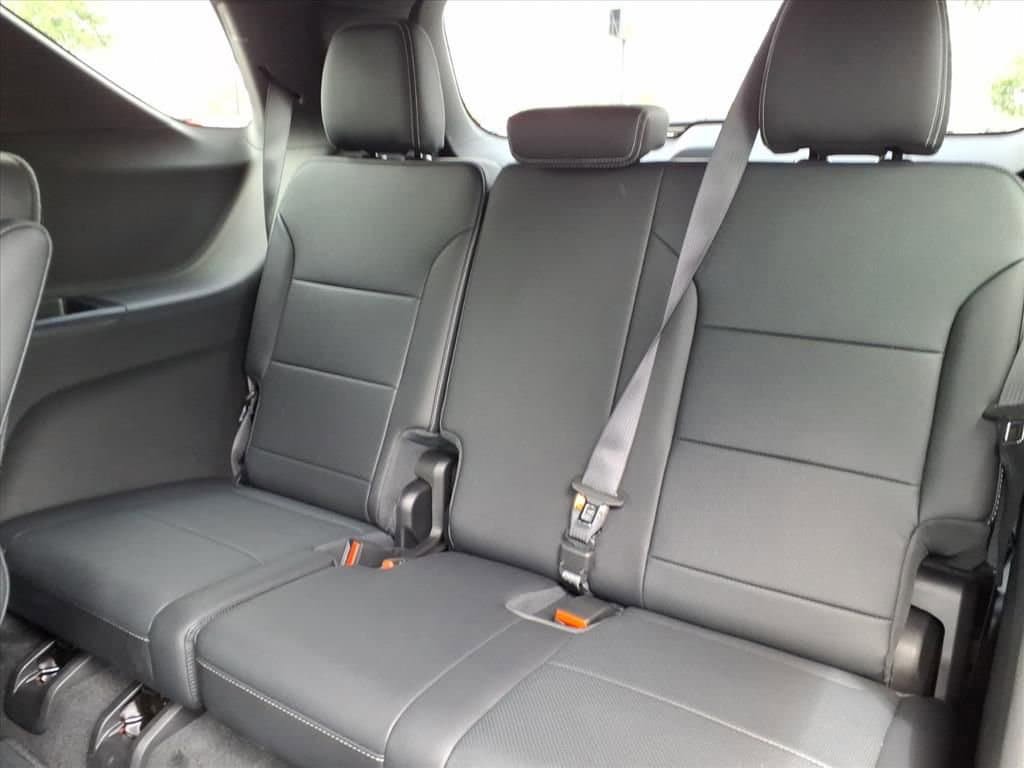 Used 2025 Chevrolet Traverse LT w/ Driver Confidence Package FWD image 28