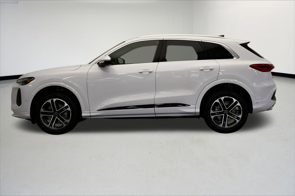 Used 2025 Audi Q5 Premium w/ Convenience Package image 2