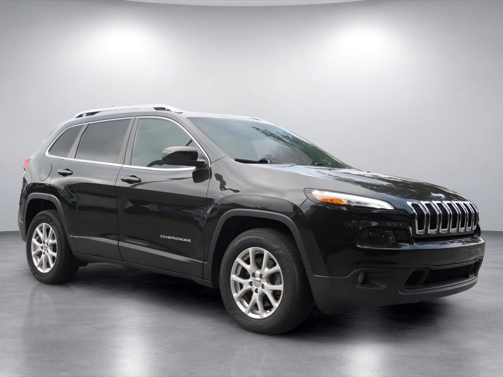 Used 2015 Jeep Cherokee Latitude w/ Cold Weather Group AWD/4WD image 1