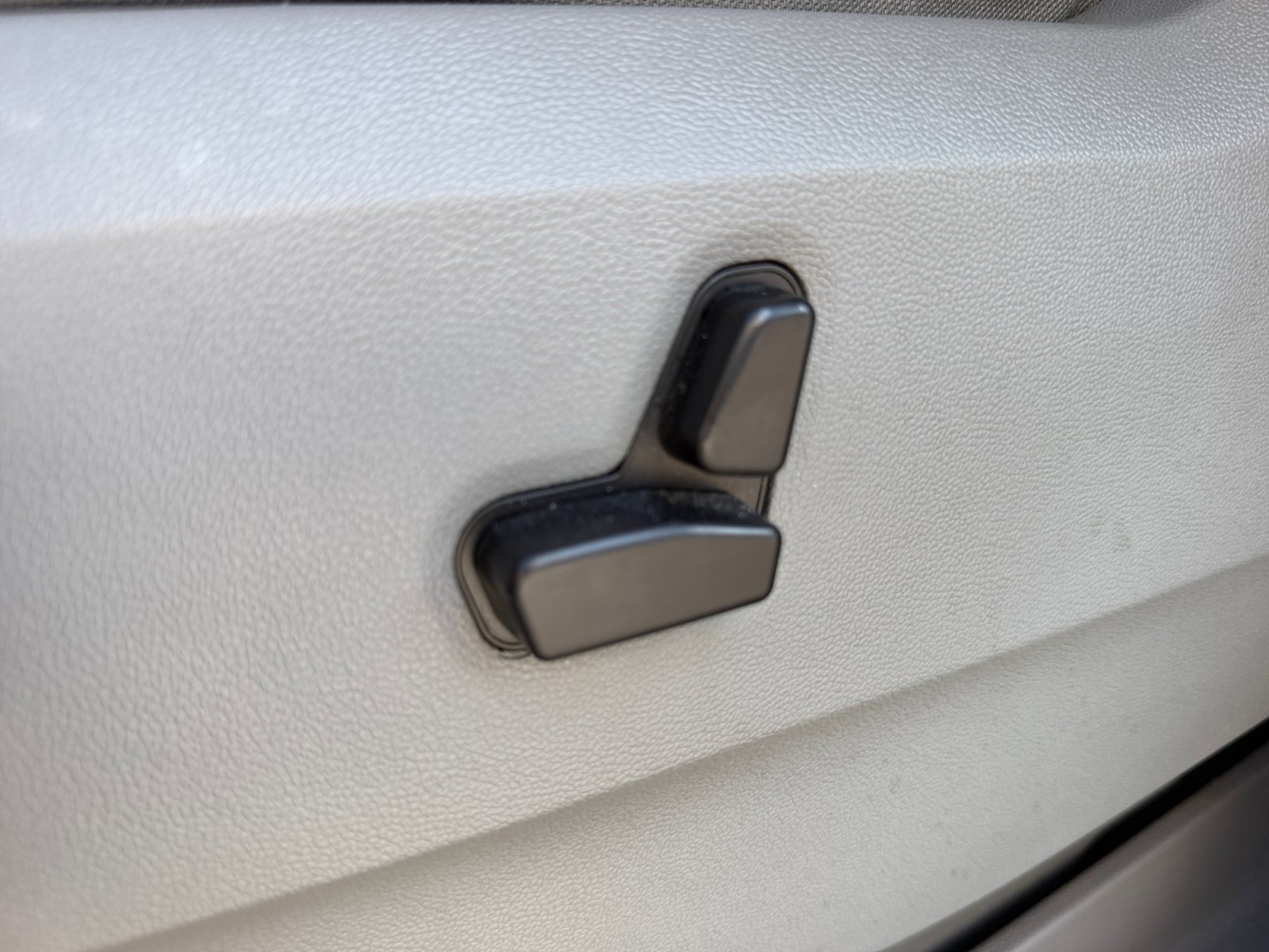 Used 2010 Chrysler Town & Country Touring FWD image 15