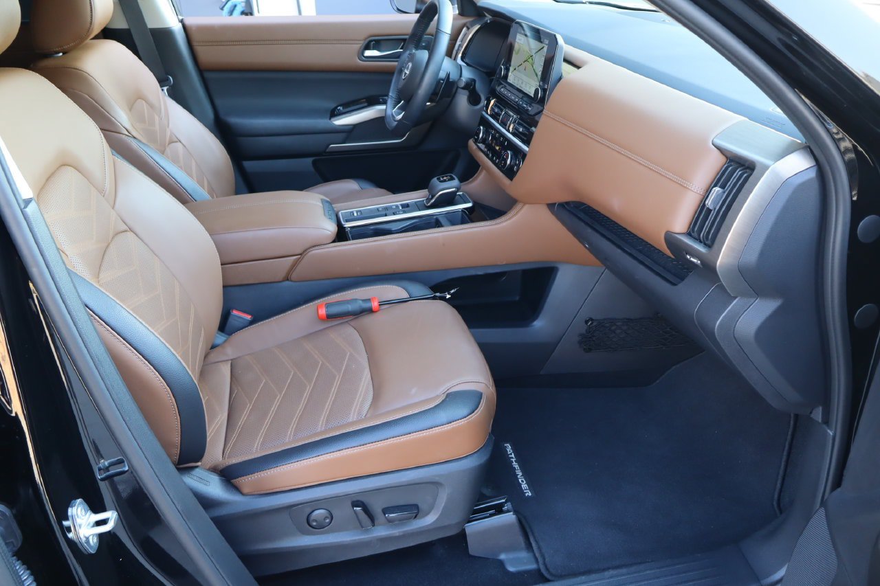 Used 2025 Nissan Pathfinder Platinum w/ Black Appearance Package FWD image 18