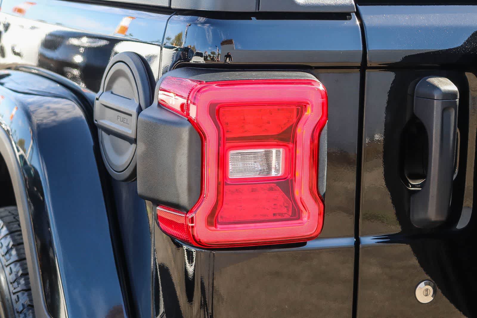 Used 2018 Jeep Wrangler Unlimited Sahara AWD/4WD image 7