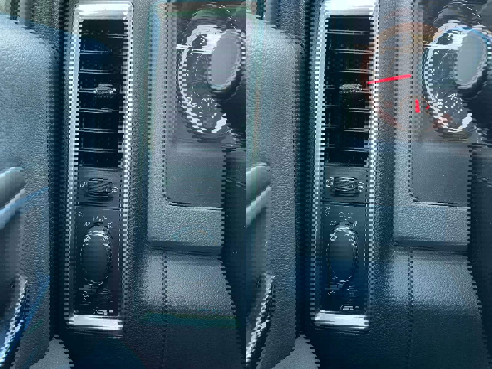 Used 2018 RAM 1500 Classic SLT image 22