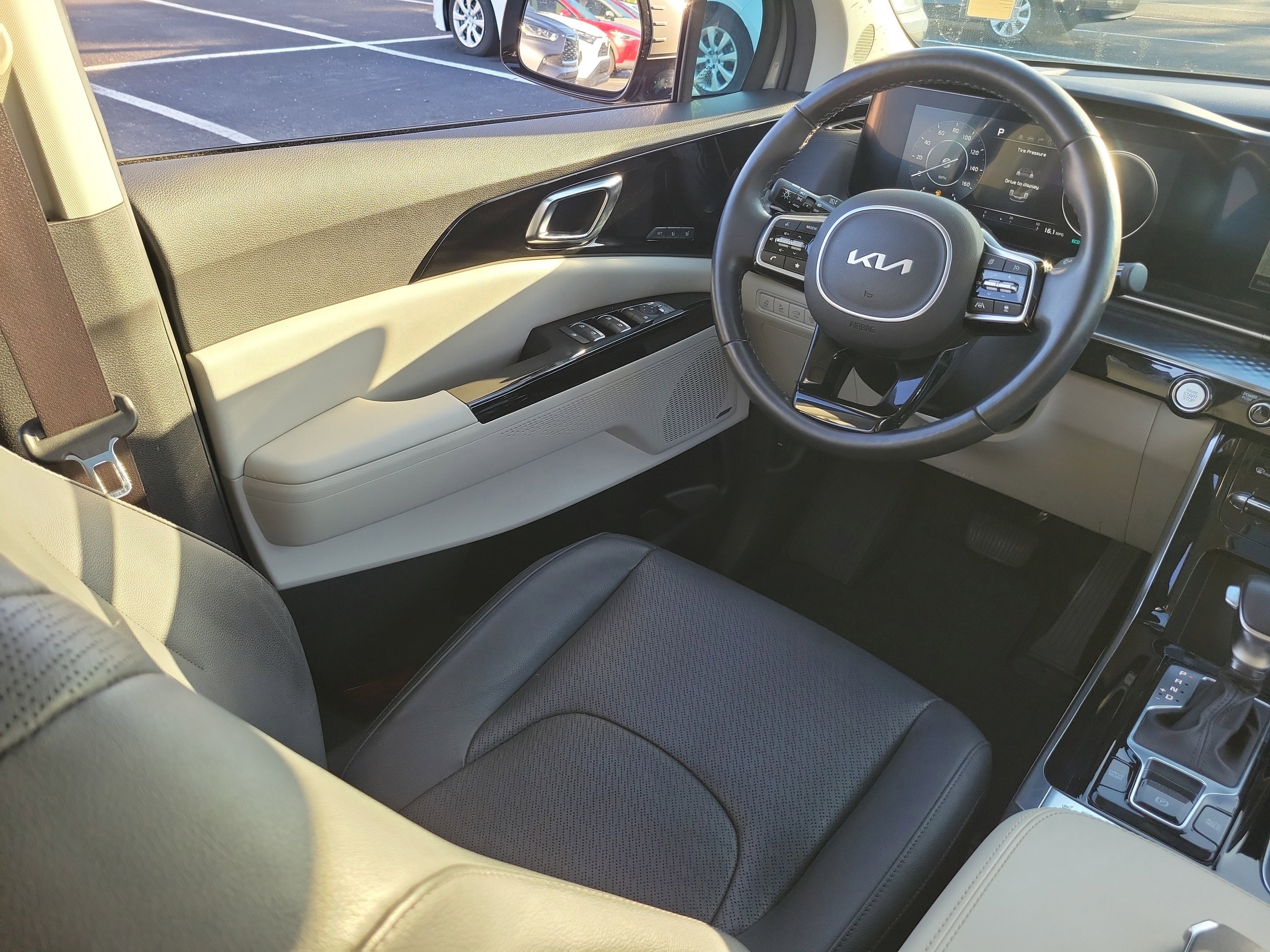 Used 2023 Kia Carnival SX Prestige image 14