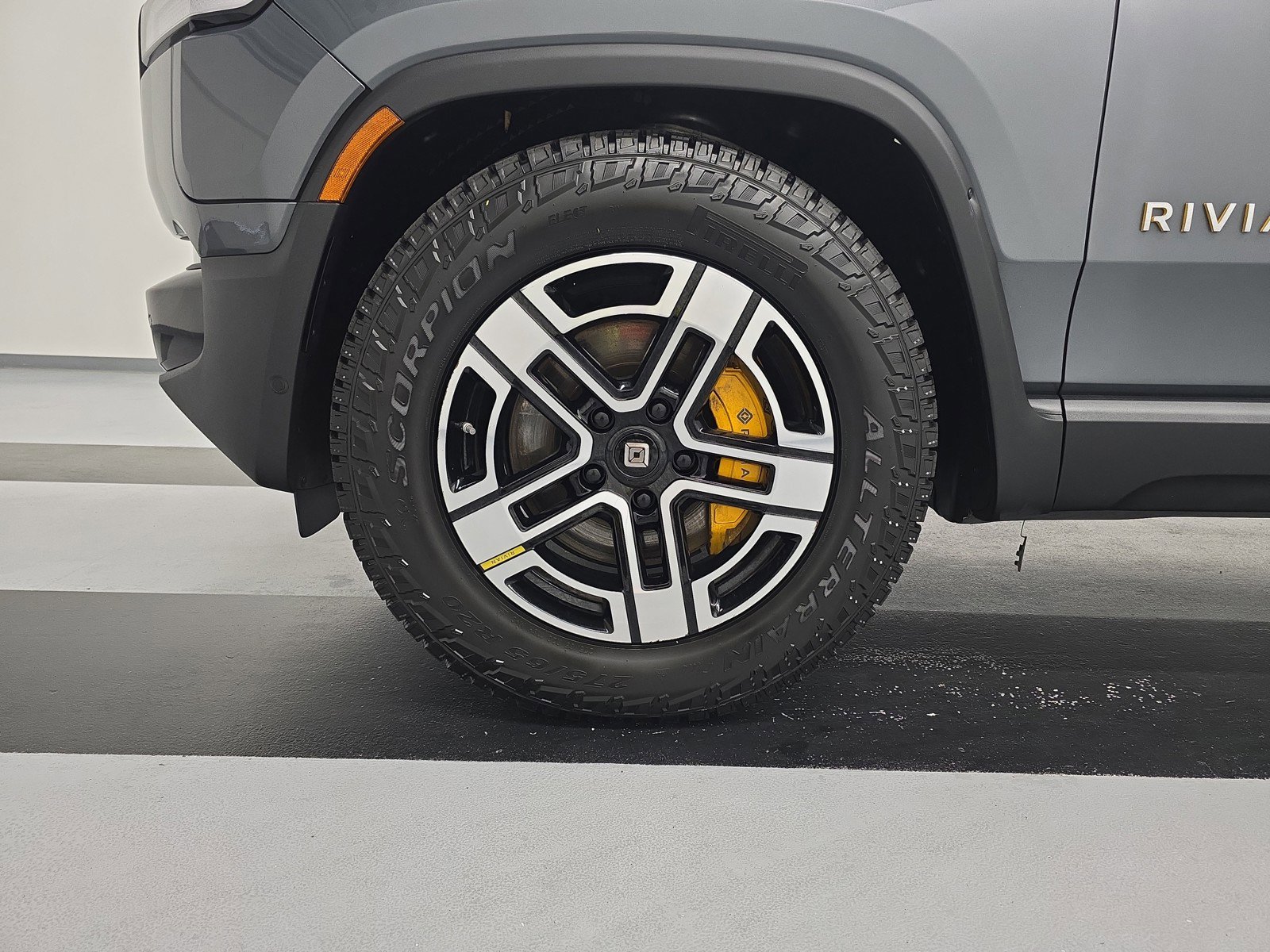 Used 2023 Rivian R1T Adventure image 9