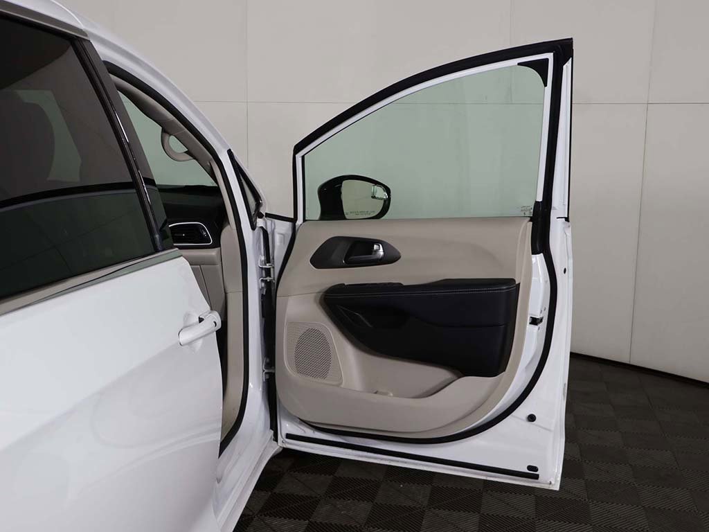 Used 2024 Chrysler Pacifica Touring-L image 19