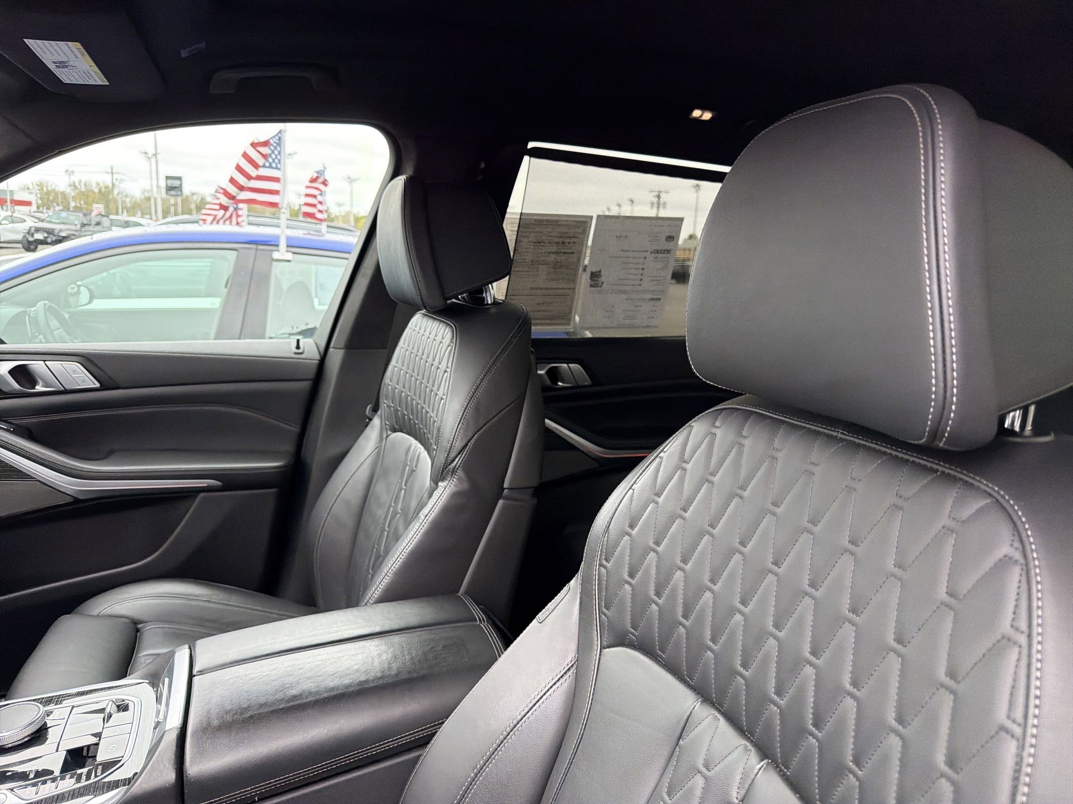 Used 2022 BMW X7 M50i w/ Cold Weather Package image 9