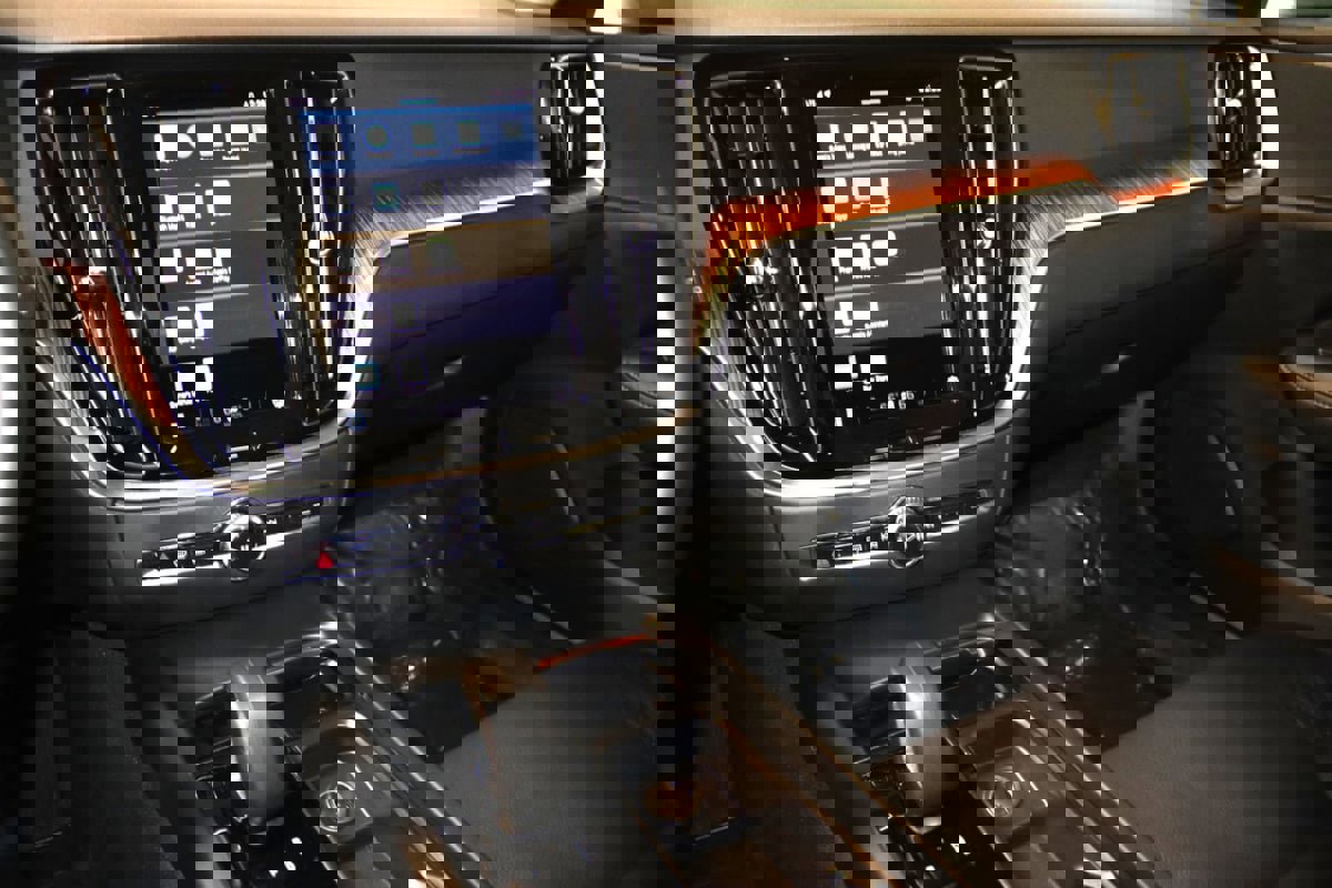 Used 2025 Volvo V60 B5 Cross Country Plus image 42