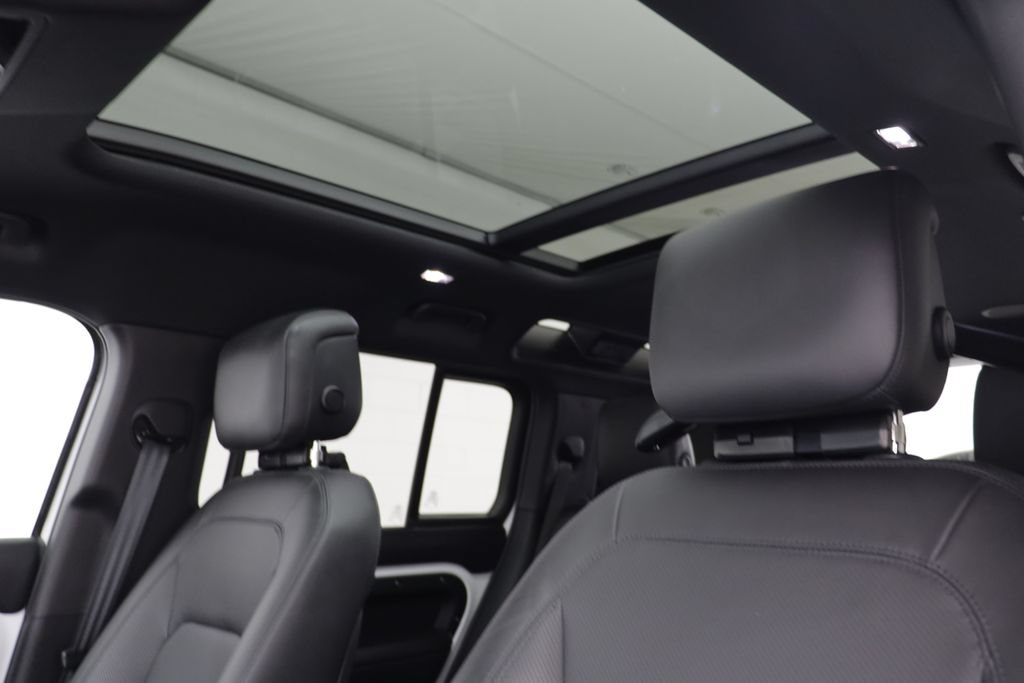 Certified 2025 Land Rover Defender 110 X-Dynamic SE AWD/4WD image 14