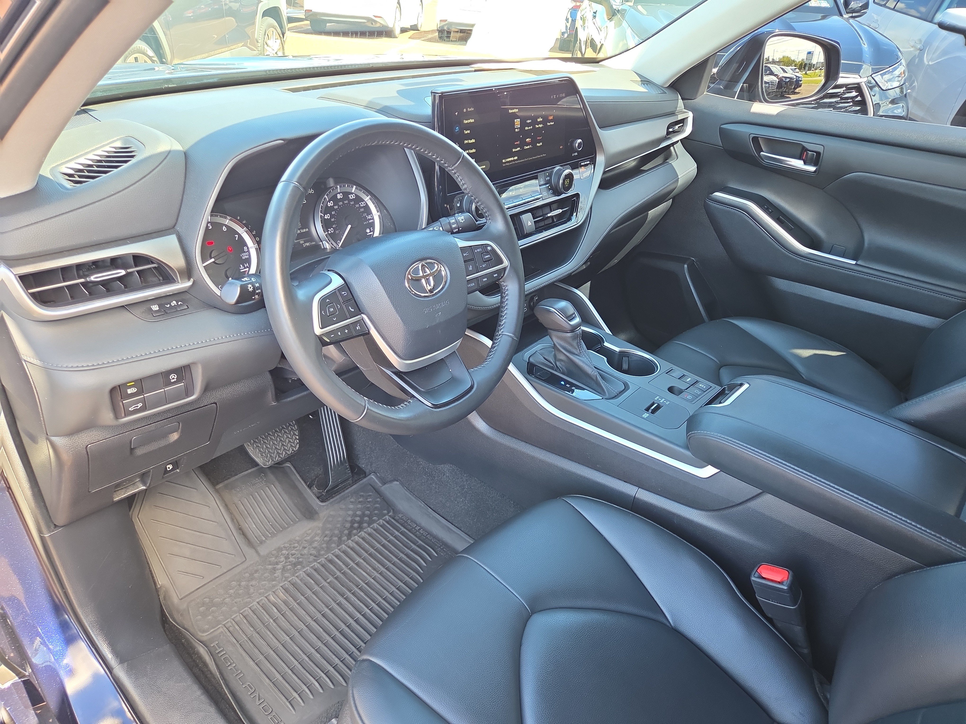 Used 2023 Toyota Highlander XLE FWD image 14
