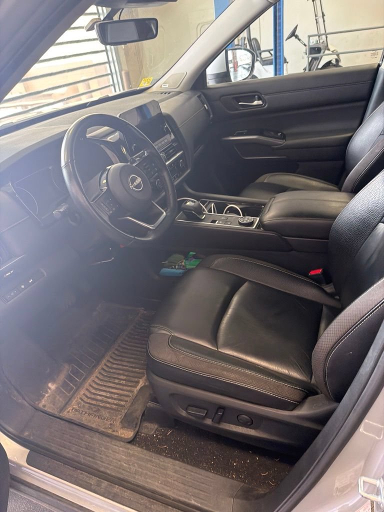 Used 2023 Nissan Pathfinder SL w/ SL Premium Package AWD/4WD image 1