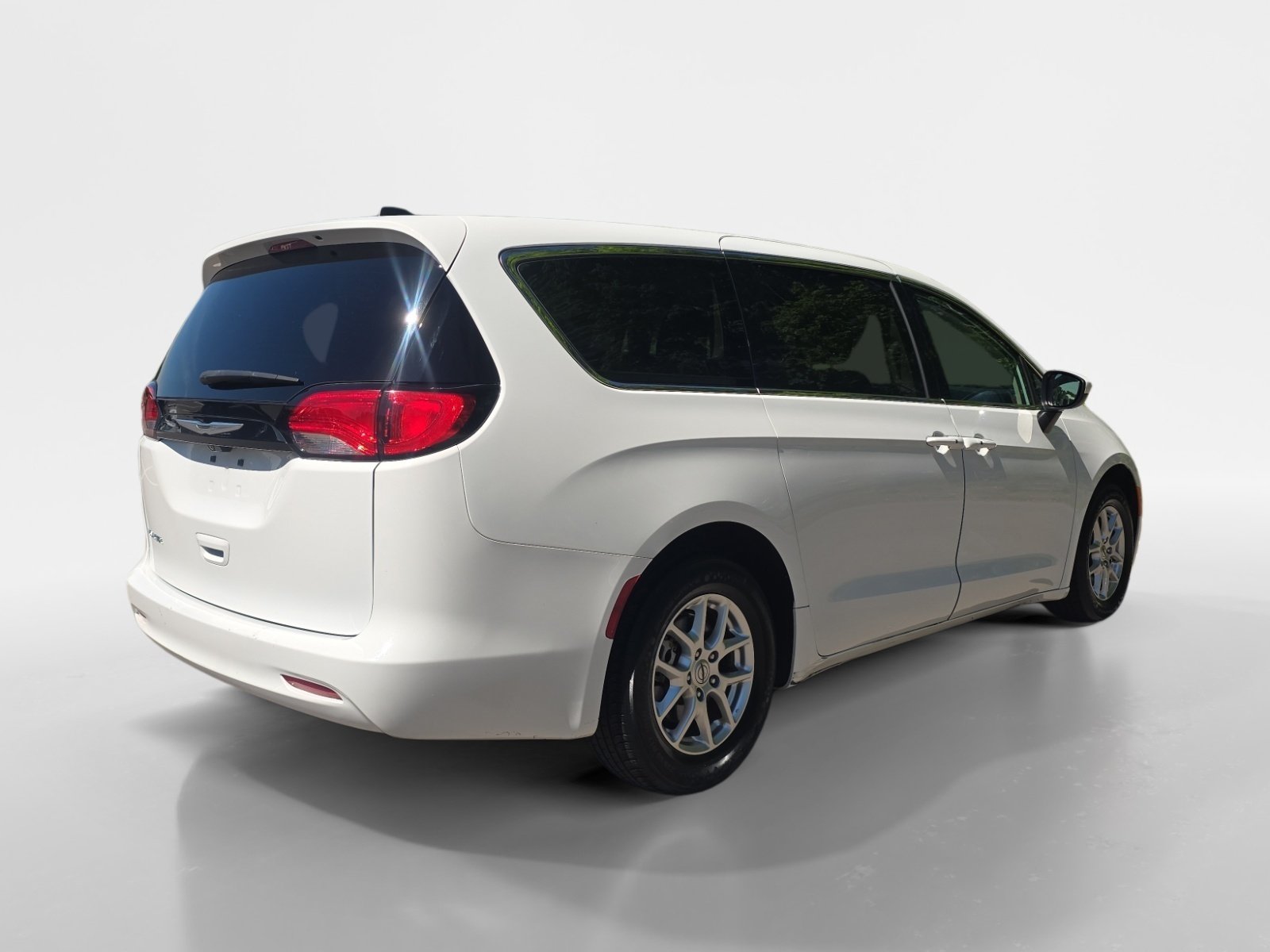 Used 2022 Chrysler Voyager LX FWD image 6