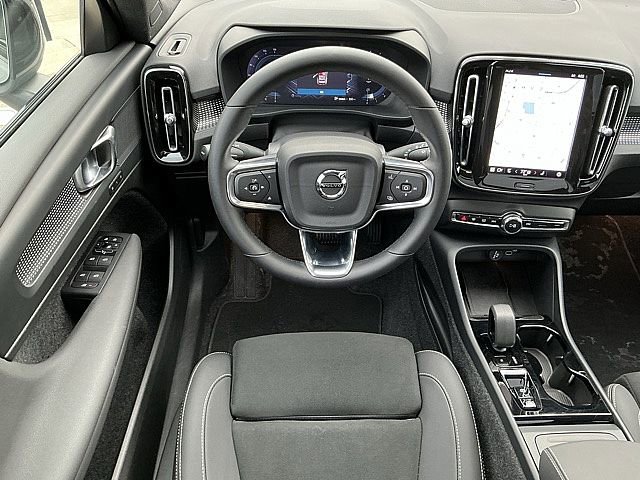 Certified 2025 Volvo XC40 B5 Plus image 5